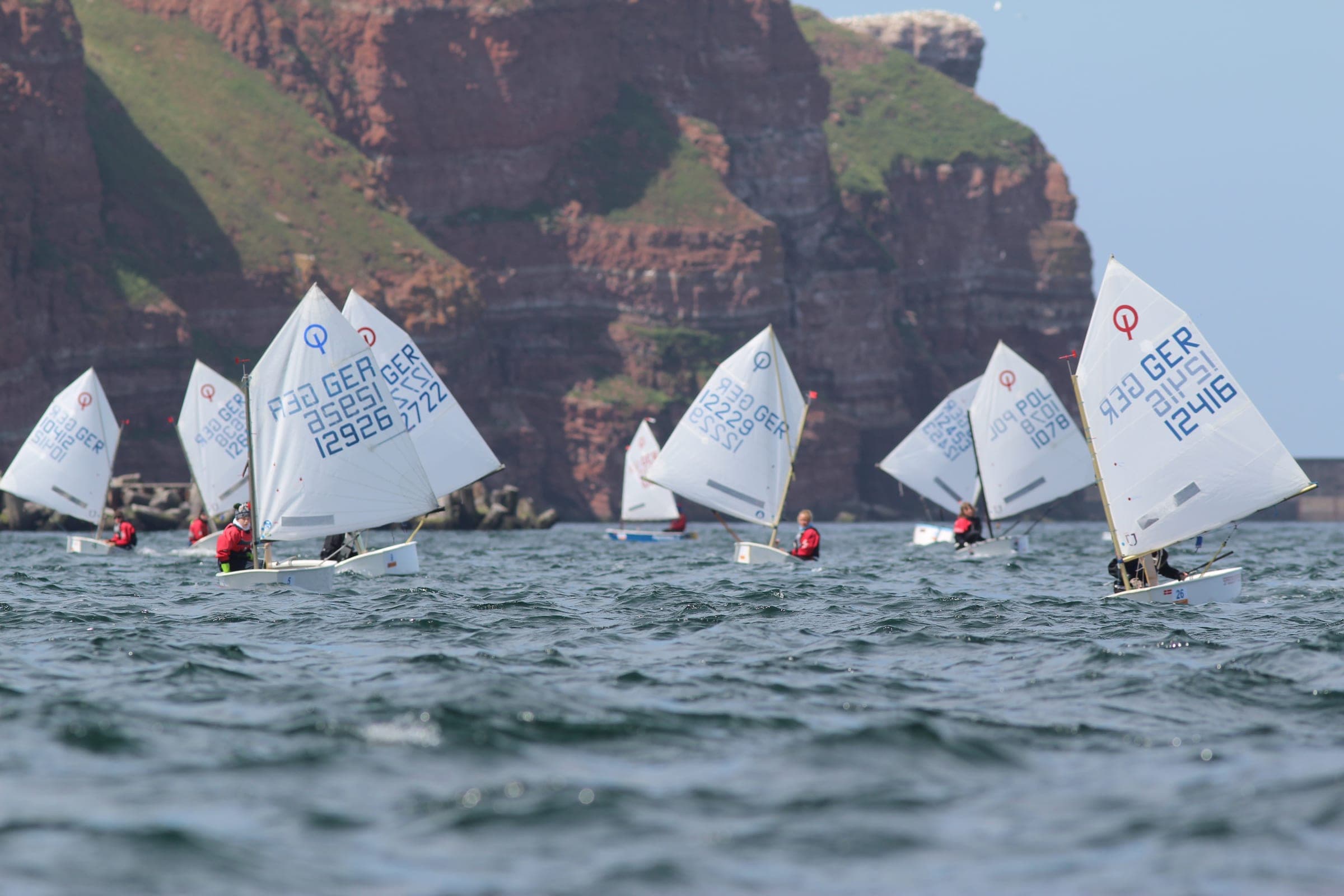 Optimisten beim Störtebeker Opti-Cup vor den Klippen Helgolands